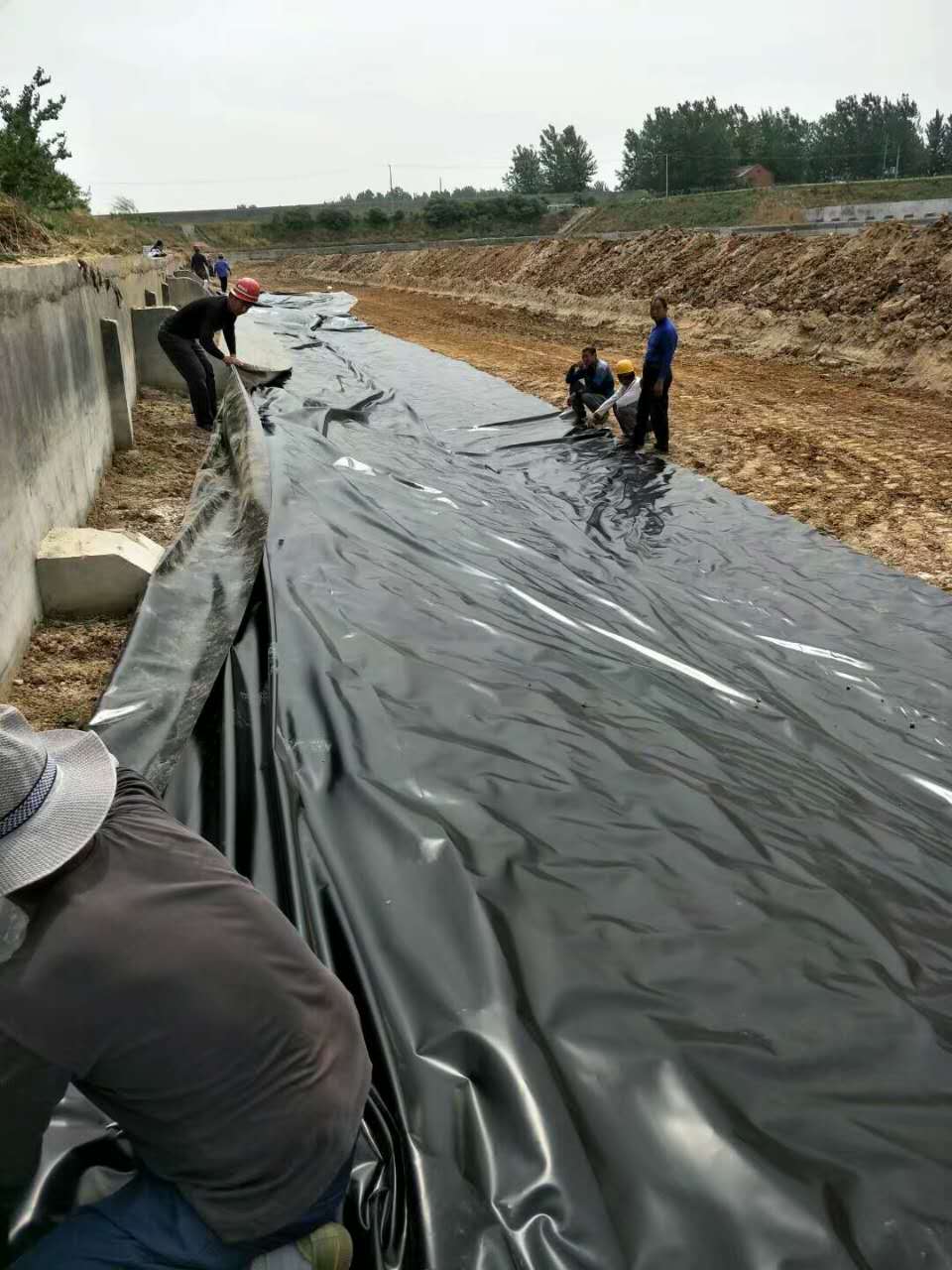 垃圾填埋場側坡上的HDPE91香蕉视频下载地址膜的定位、固定